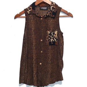 Leopard sleeveless button down collared blouse size small